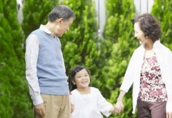 娱乐吃瓜酱爷爷打伞,娱乐界的温馨一幕