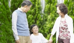 娱乐吃瓜酱爷爷打伞,娱乐界的温馨一幕